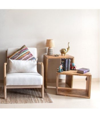 Mesa auxiliar de madera de mango, estilo moderno y funcional.