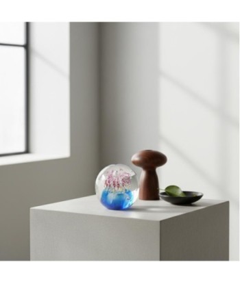 Pisapapel de vidrio decorativo con diseño floral en colores azul y rosa