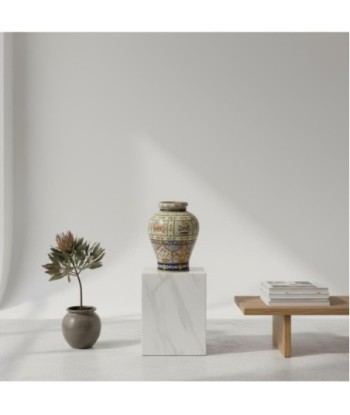 Jarrón de metal decorativo con estilo floral