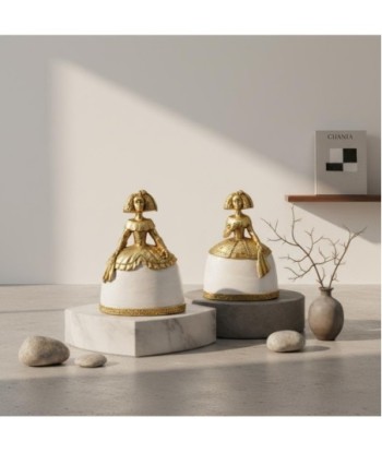 Figura Menina 2U de Resina con Detalles Dorados y Acabado Blanco
